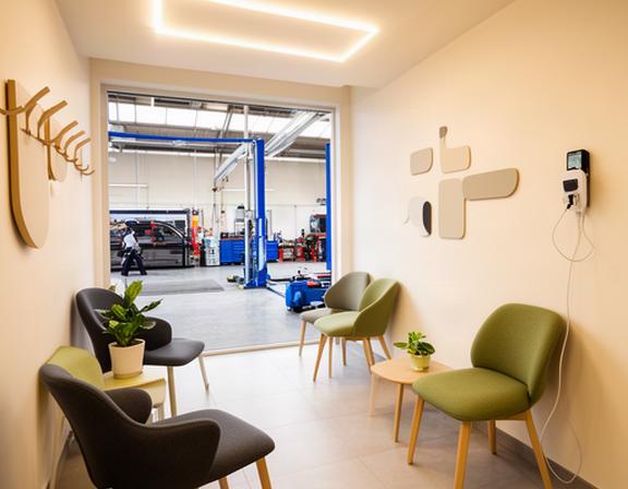 Sala de espera luminosa del taller con asientos y conexión wifi